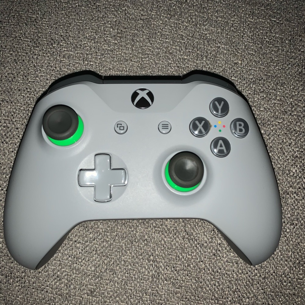 BASICALLY NEW - USED ONCE Grey Xbox 1 Controller